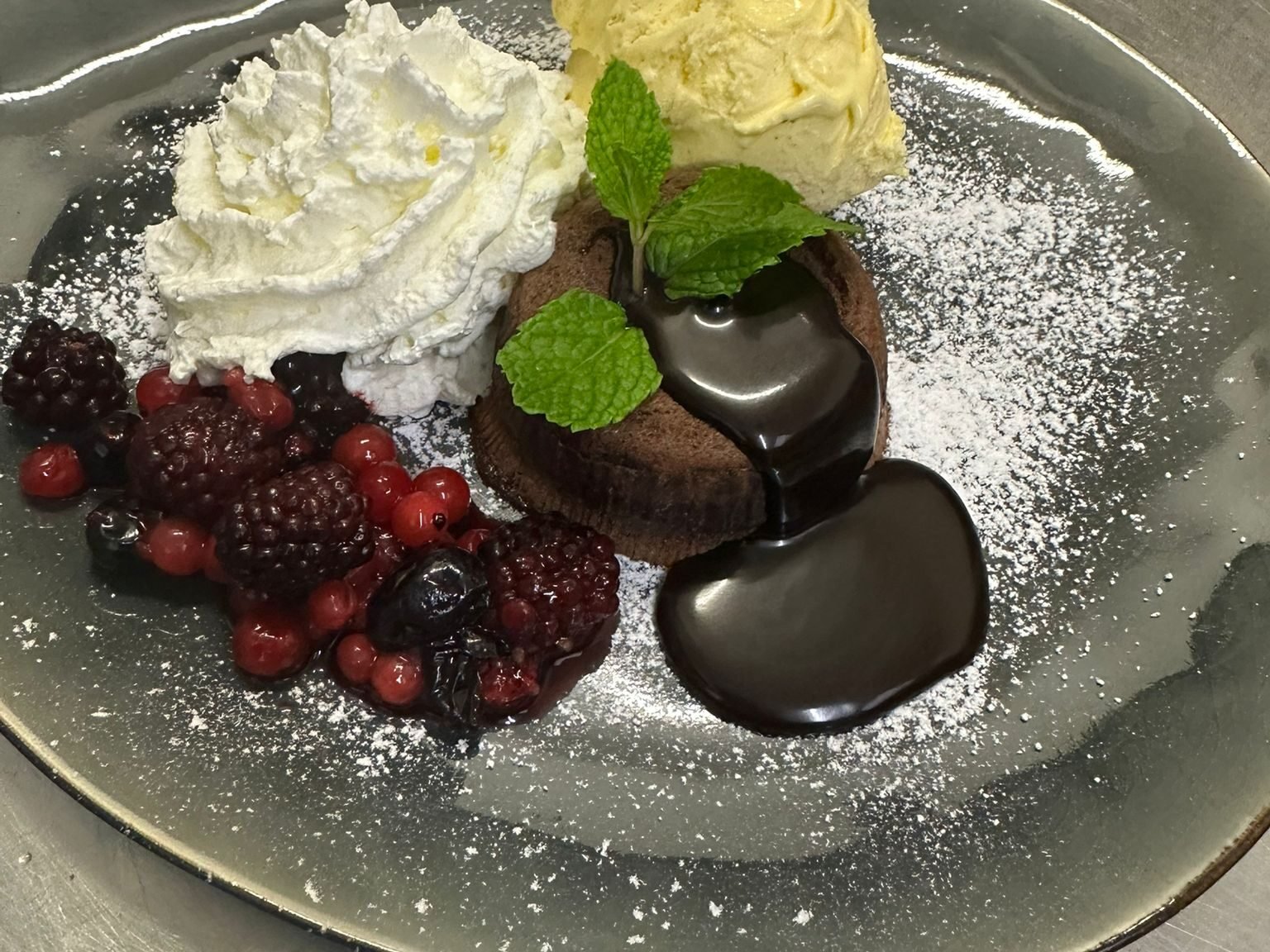 Lavakuchen
Warmes Schoko-Soufflè mit Vanilleeis und Sahne