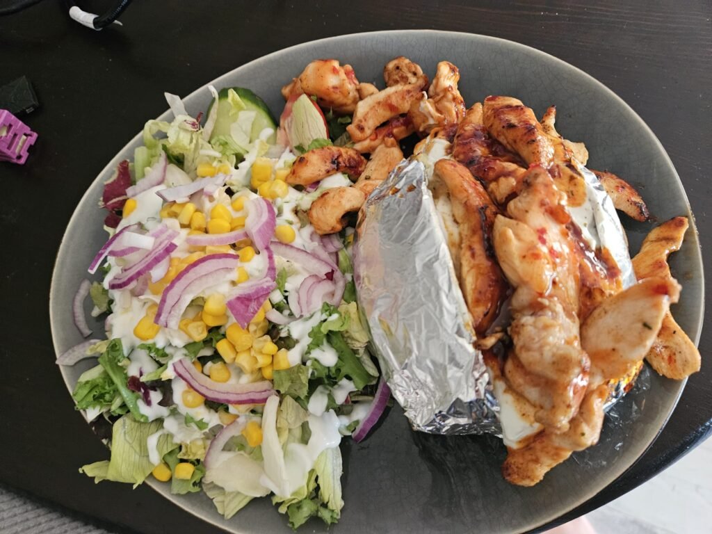 Ofenkartoffel
mit Quark, Hänchenstreifen und einem kleinem Salat